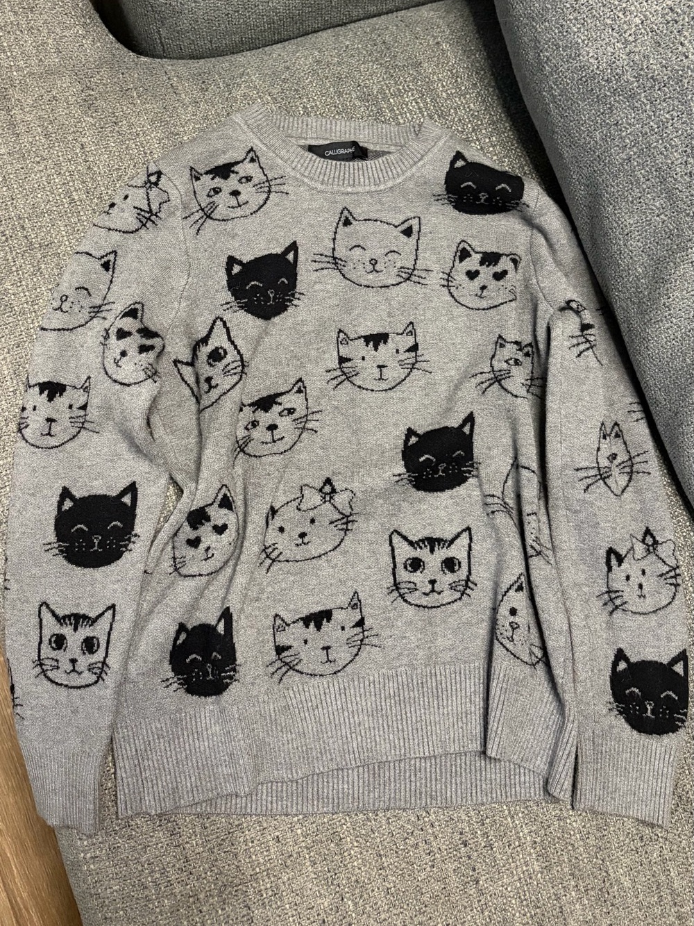 Calligraphie All Over Cat Print Knit Sweater Gray
Women's Small